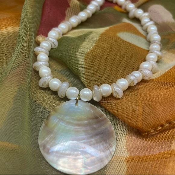 Handmade faux pearl necklace with shell - Picture 2 of 5